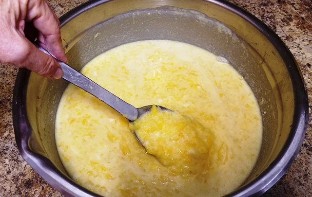 The completed mango ʻotai in a mixing bowl. The thick mixture can be scooped with a spoon.