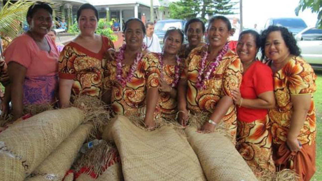 Samoan women posing with mats courtesy of lemalae.com