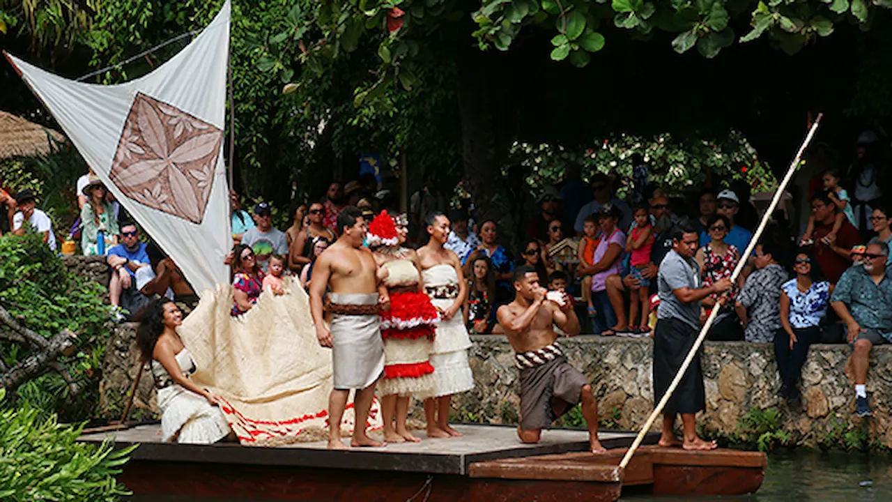 Samoa canoe in the show Huki.