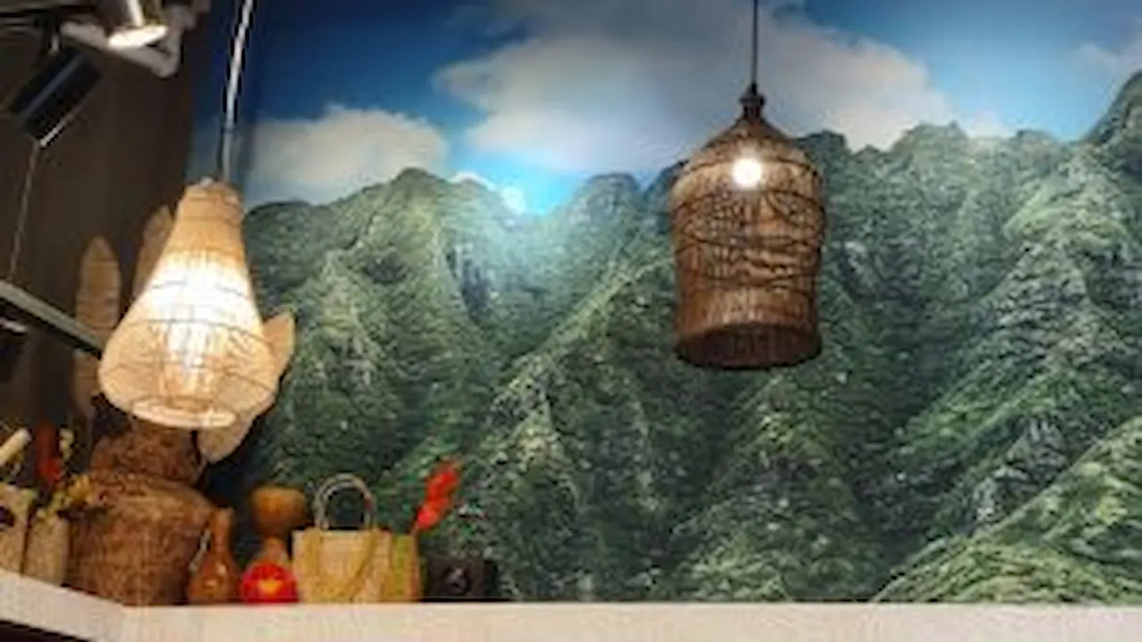 Mural of Koʻolauloa Mountain range.