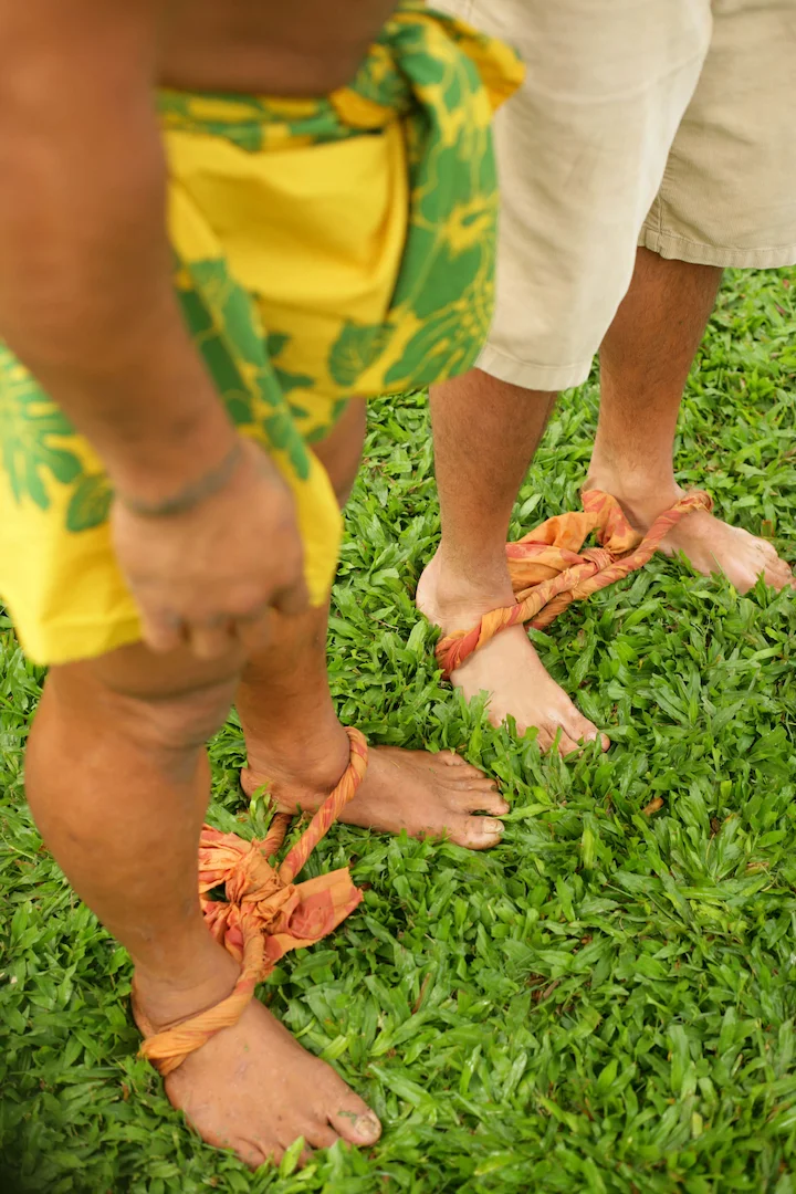 Thick, twisted cloth tied around the looped around the ankles and tied in the middle.